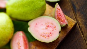 Tiêu đề:
Guava Caution: Who Should Limit This Superfruit and How to Enjoy It Safely
