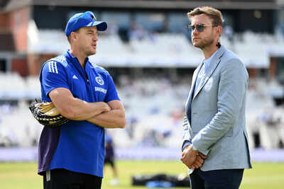 Stuart Broad discussing cricket strategy with Morne Morkel.