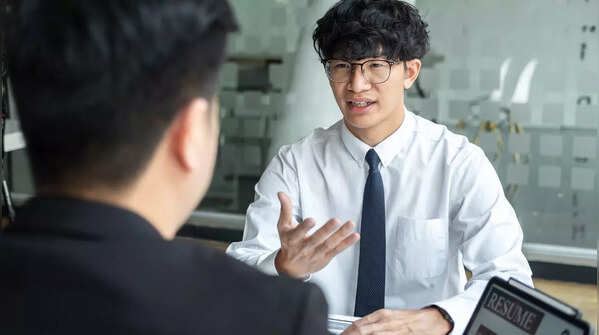 Effective body language in virtual interviews
